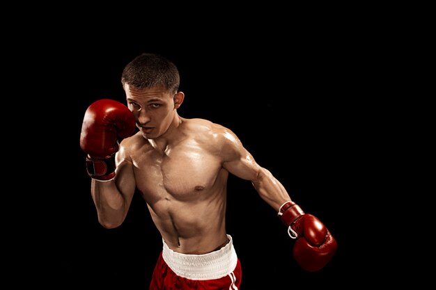 Boxer maschio con drammatica illuminazione tagliente