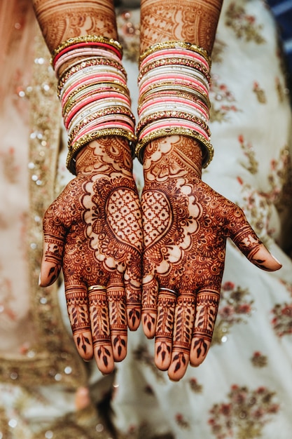 Braccialetti nuziali indiani e mehandi henné mani colorate con ornamento riflettente