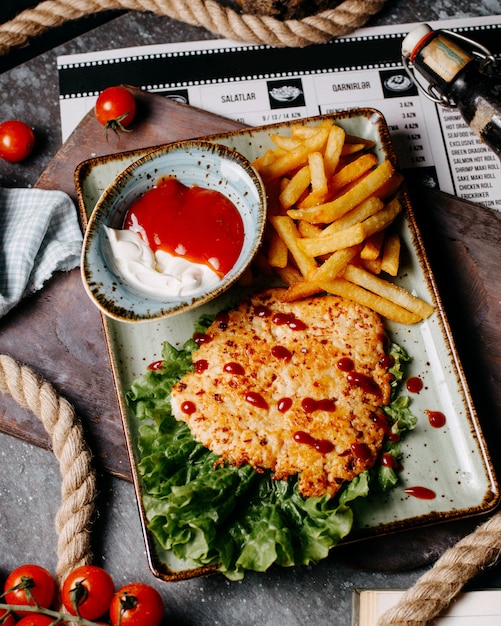 Braciola di pollo fritto con patatine fritte