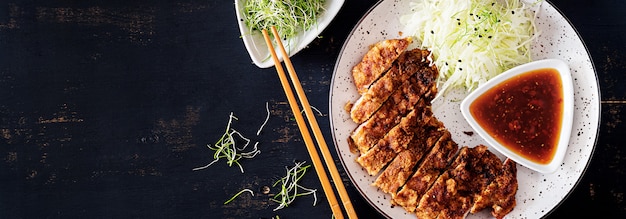 Braciola giapponese con salsa di cavolo e tonkatsu. .