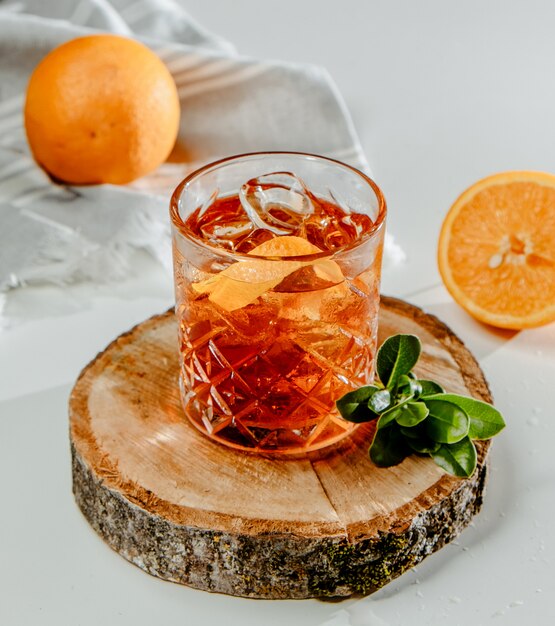 Brandy con fetta di ghiaccio e arancia