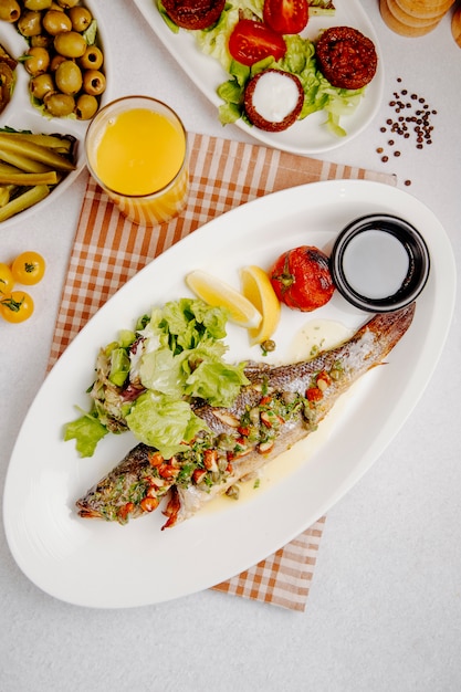 branzino alla griglia con insalata fresca