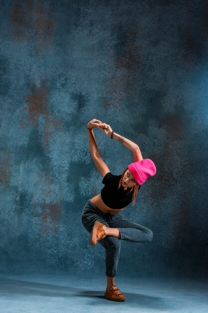 Break dance della ragazza sull'azzurro.