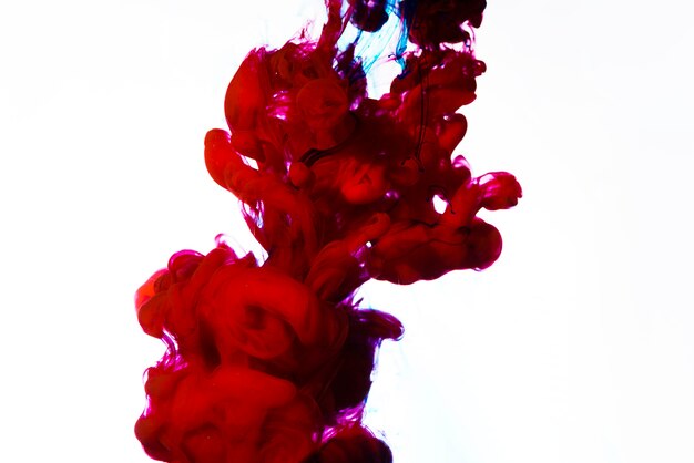 Brillante goccia rossa di inchiostro sott&#39;acqua