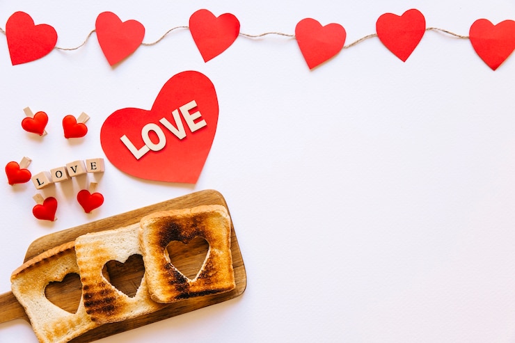 Foto gratuito brindisi e biglietto di auguri vicino ai cuori