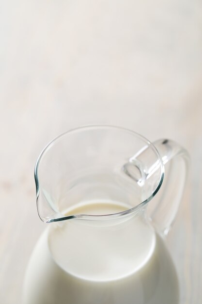 Brocca di latte fresco con copyspace