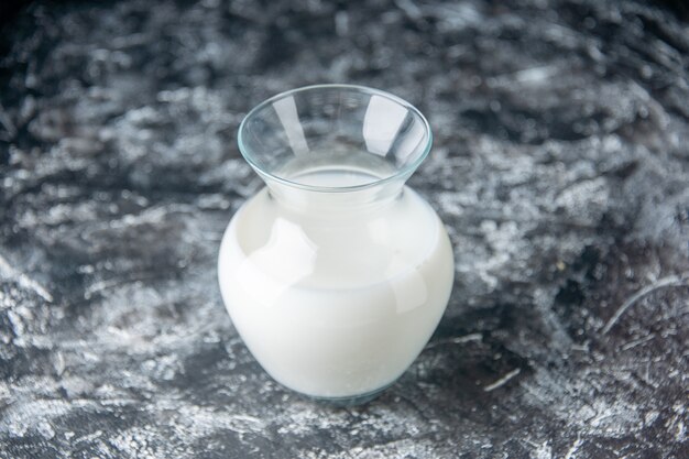 Brocca di vista frontale con il latte sul colore della torta della torta della farina dell'uovo della pasta da tavola grigio chiaro