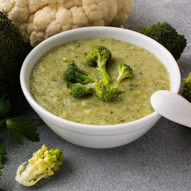 Broccoli ad alto angolo e verdure e bisque di cavolfiore
