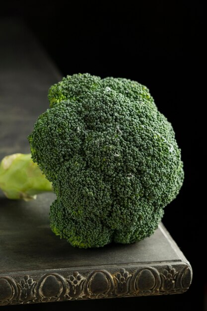 Broccoli ad alto angolo sul tavolo