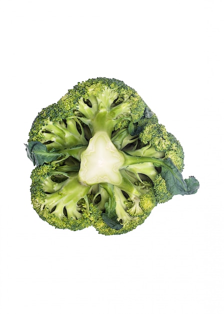 Broccoli affettati isolati sopra bianco