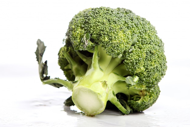 Broccoli freschi su fondo bianco