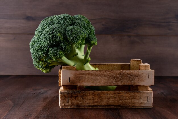 Broccoli in una verdura fresca della scatola di legno su superficie di legno