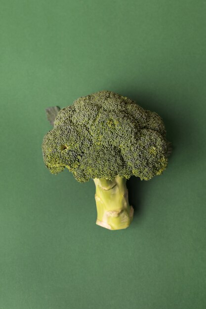 Broccoli isolati su superficie verde