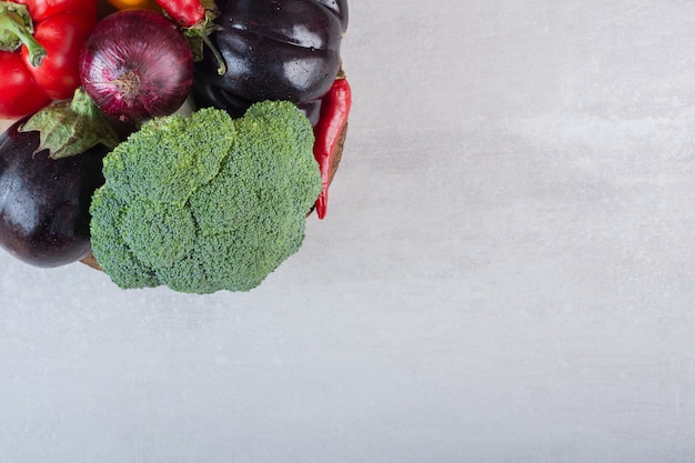 Broccoli, melanzane e peperoni sul pezzo di legno. Foto di alta qualità