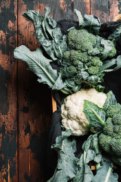 Broccoli piatti laici con foglie in un cestino