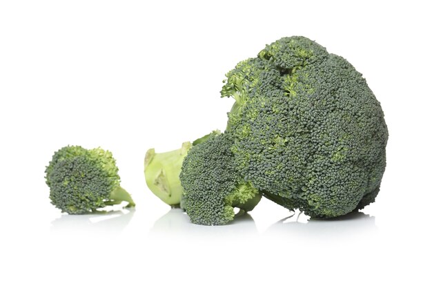 Broccoli su una superficie bianca
