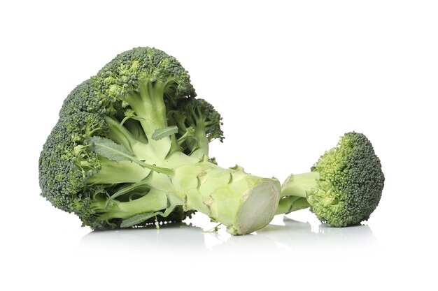 Broccoli su una superficie bianca