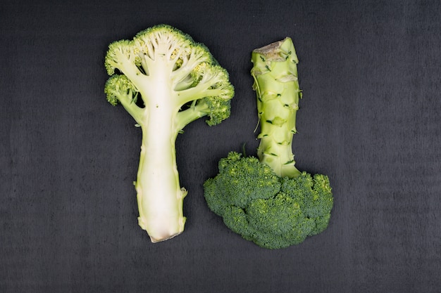 Broccoli verdi affettati vista superiore sulla superficie del nero