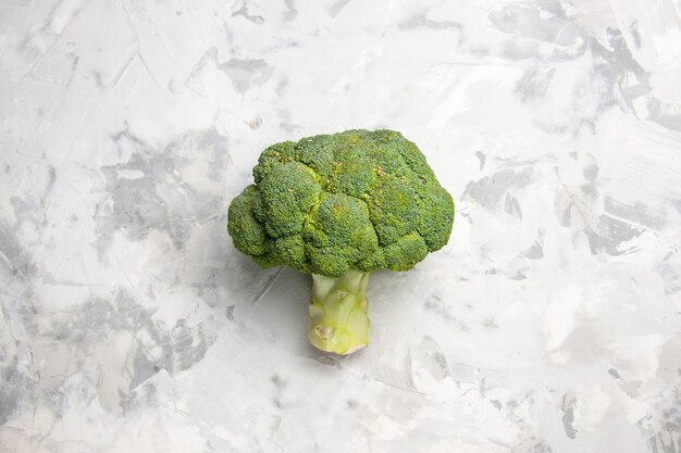 Broccoli verdi freschi di vista superiore sulla dieta di salute matura dell'insalata della tavola bianca