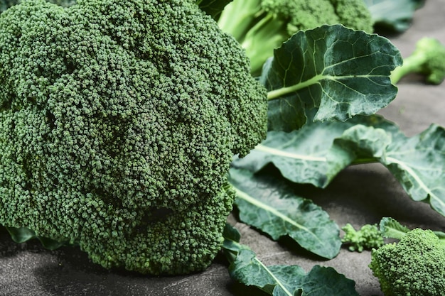 Broccoli verdi freschi, luminosi su sfondo grigio. Primo piano, messa a fuoco selettiva. Cibo sano, verdure fresche verdi