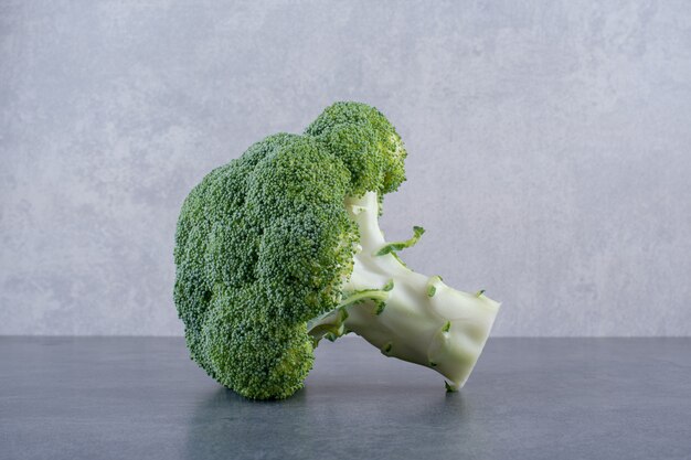 Broccoli verdi isolati su priorità bassa concreta.