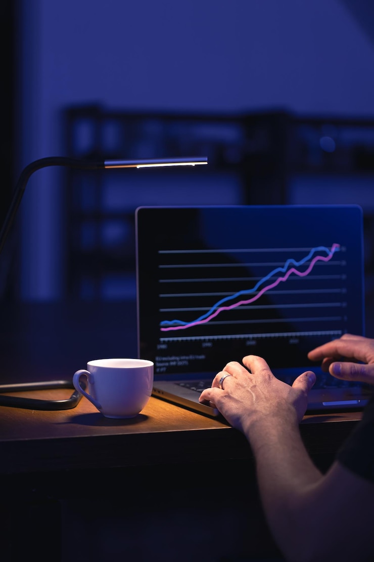 Foto gratuito broker che guarda il portatile che analizza il mercato azionario investire trading azioni grafico