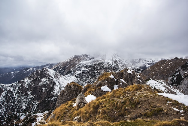 Brown e montagna bianca sotto il cielo nuvoloso