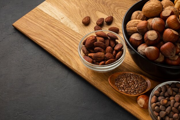 Brown huzelnuts on a wooden cutboard