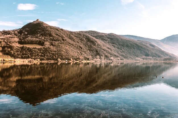 Brown Mountain vicino al lago