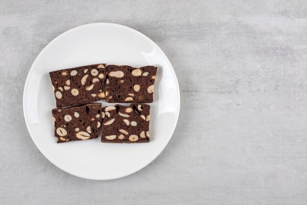 Brownie al cioccolato fatti in casa su un piatto, sul tavolo di marmo.