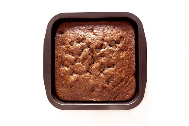 Brownie di pepita di cioccolato appena sfornato in una pentola isolata