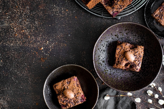 Brownies al cioccolato fatti in casa appena sfornati