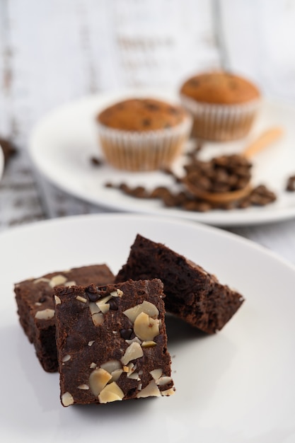 Brownies al cioccolato su un piatto bianco.