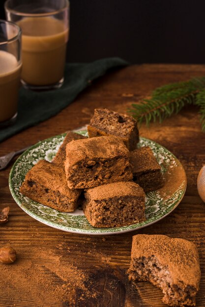 Brownies al cioccolato sulla fine del piatto su