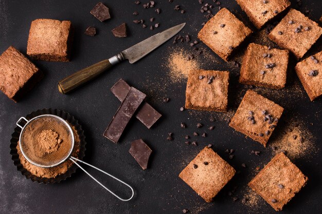 Brownies al cioccolato vista dall'alto pronti per essere serviti