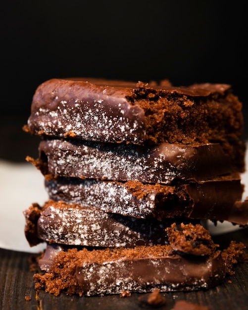 Brownies deliziosi del primo piano con zucchero