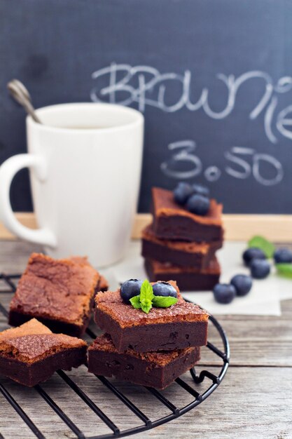 Brownies impilati con una tazza di tè