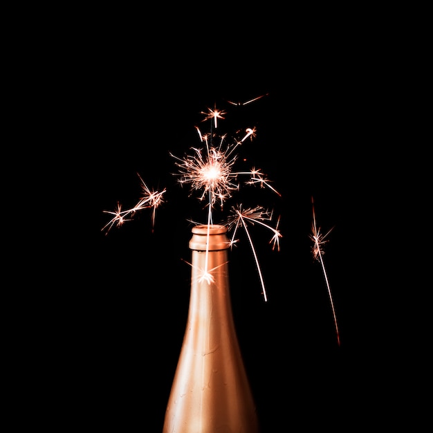 Bruciando la luce del Bengala in bottiglia di champagne