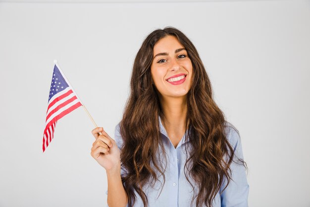 Brunette allegro con la bandiera di USA