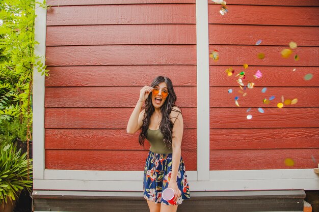 Brunette che celebra con i coriandoli