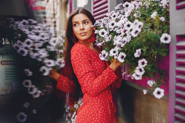 Brunette elegante in una città di estate