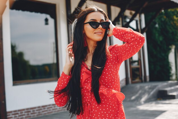 Brunette elegante in una città di estate