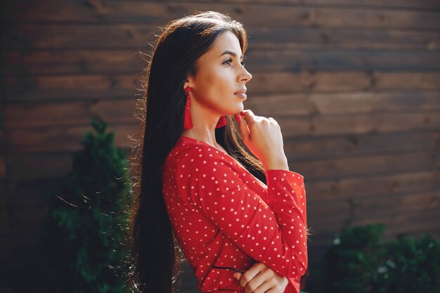 Brunette elegante in una città di estate