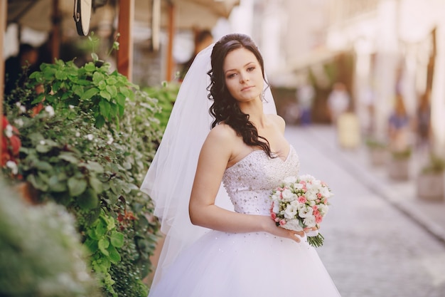 Brunette sposa il suo bouquet