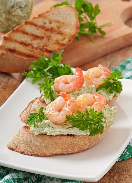 Bruschetta con una pasta di piselli e gamberi