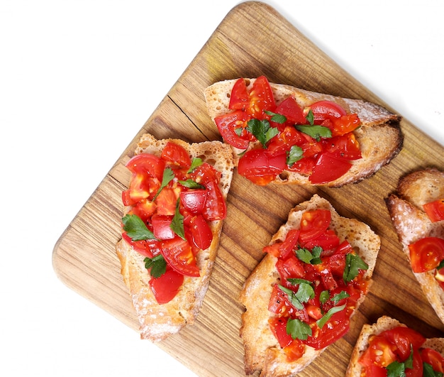 Bruschetta su un tagliere