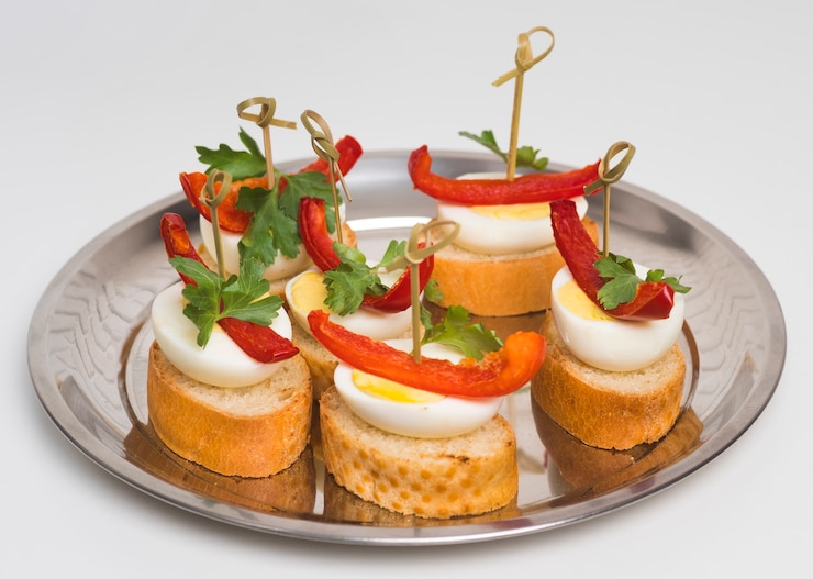 Foto gratuito bruschette deliziose ad alto angolo