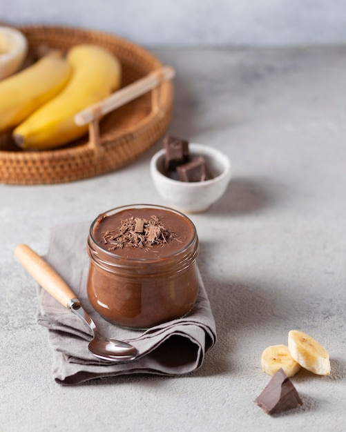 Budino al cioccolato e banana ad alto angolo