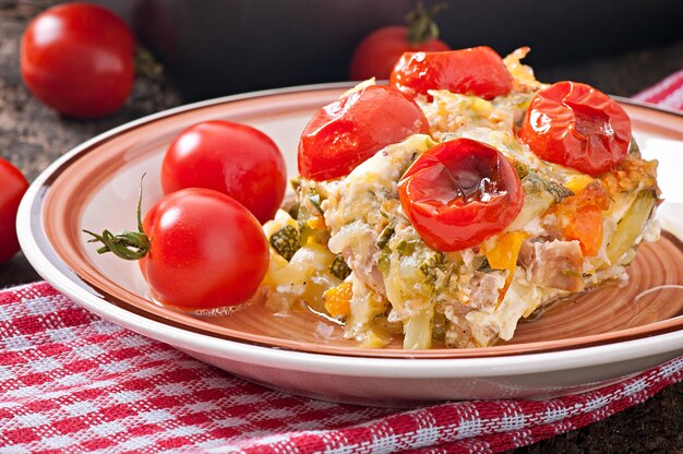 Budino al forno di zucchine giovani, carote, cipolle e formaggio e latte aromatizzati con pollo