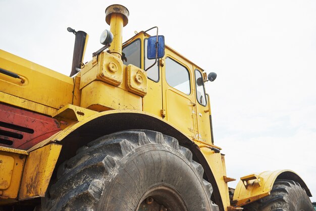 Bulldozer del caricatore della costruzione pesante all'area di costruzione.